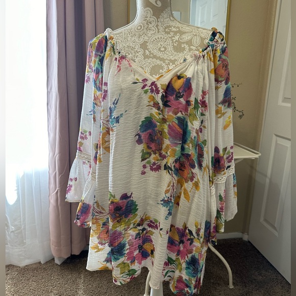 Spense Tops - Beautiful flowy floral blouse
